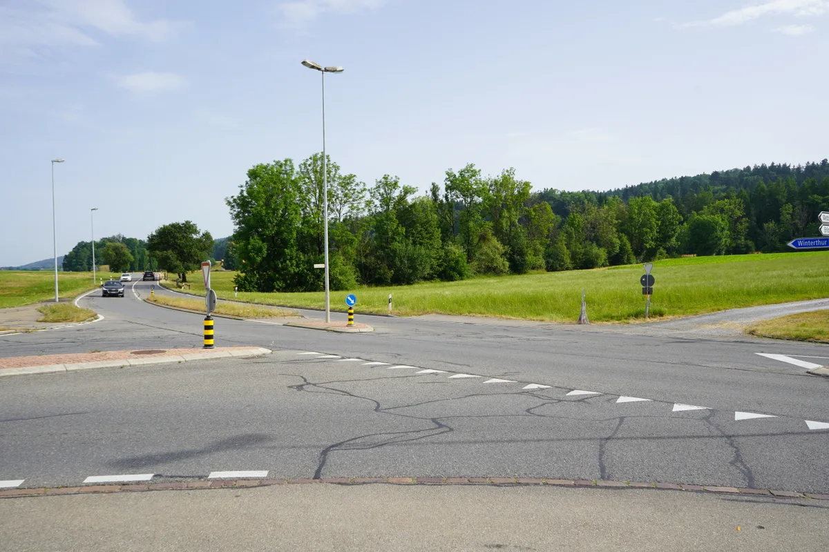 Strassensanierungsprojekt mit Lückenschliessung des Radwegs und zusätzlichen Lichtsignalen.